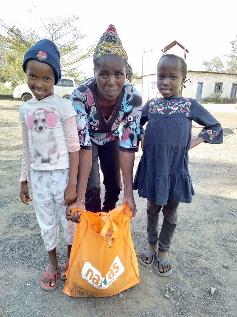 Tatu_Rugby's tweet photo. ๐จ#FoodDrive5
In #Kayole smiles were exchanged in form of food packages.
@Amethis @naivas_kenya
ใใใ
#morethanrugby #shamas2020 #tacklingcovid19 #srfvscovid19 #foodrelief #staysafe #changingliveswithscrumsandtries https://t.co/3dnIfeGYGG
