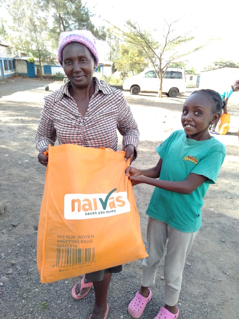 Tatu_Rugby's tweet photo. ๐จ#FoodDrive5
In #Kayole smiles were exchanged in form of food packages.
@Amethis @naivas_kenya
ใใใ
#morethanrugby #shamas2020 #tacklingcovid19 #srfvscovid19 #foodrelief #staysafe #changingliveswithscrumsandtries https://t.co/3dnIfeGYGG