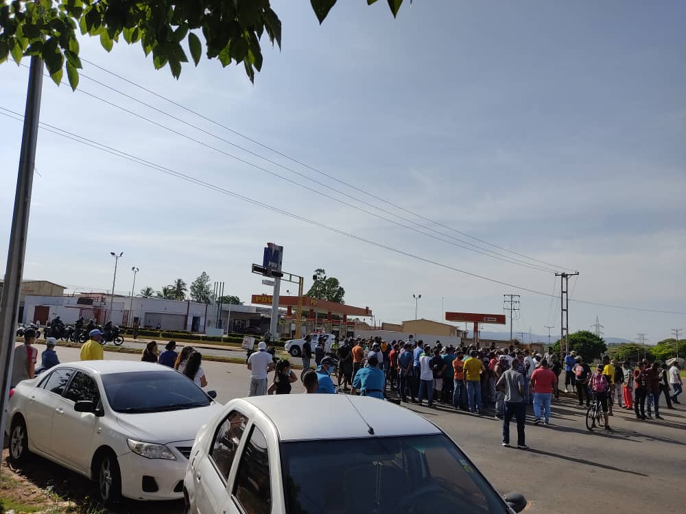 MalvadoElvis's tweet photo. ¡PRECAUCIÓN!
Trancado Semáforo de Bombas las Morochas, en Av. Atlántico por falta de combustible, usuarios están desde el día miércoles 30 Septiembre en la cola. 
Fotos: CORTESÍA.
#PuertoOrdaz #SinGasolina #Oct5 https://t.co/u6vrb9fvLM