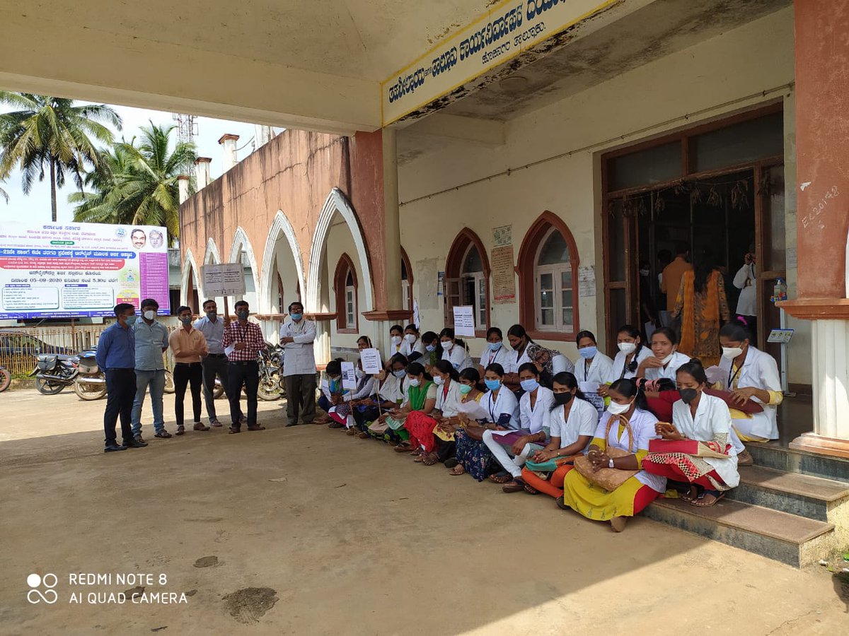 KshcoeaB's tweet photo. ದಿನಾಂಕ:-05-10-2020 ರಂದು  ಹೊಸನಗರ ತಾಲೂಕಿನ ಆರೋಗ್ಯ ಇಲಾಖೆಯ ಗುತ್ತಿಗೆ ಹಾಗೂ ಹೊರಗುತ್ತಿಗೆ ನೌಕರರ ಸಂಘದವರು ತಮ್ಮ ಬೇಡಿಕೆಗಳನ್ನು ಈಡೇರಿಸುವಂತೆ ತಹಶೀಲ್ದಾರ್ ರವರಿಗೆ ಮನವಿ ಸಲ್ಲಿಸಲಾಯಿತು.
@BYRBJP 
@sriramulubjp 
@mla_sudhakar https://t.co/g8gqloVdMR