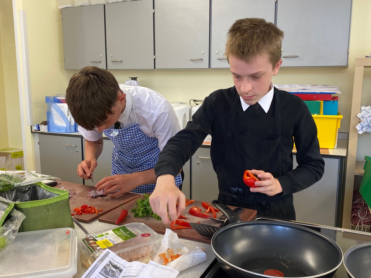 JHGSHW's tweet image. Fajita making today in GCSE Food and Nutrition! #BeMoreKnowledgeable #feelinghungry