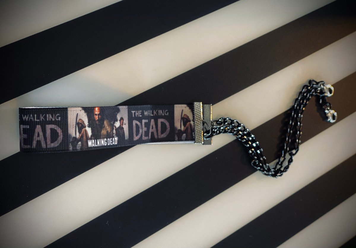 Celebrate the season finale with this one-of-a-kind TWD mask holder! 🧟‍♀️#etsy #maskholder #relativeart etsy.me/3iyLFXI