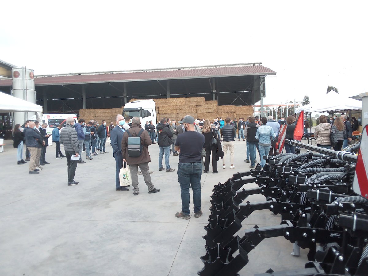 DamianoDiSimine's tweet photo. Si può fare zootecnia sostenibile, benessere animale, certificazione bio, integrazione di filiera, aggregazione territoriale, biometano fatto bene, automazione e precisione farming? Pare di sì, perfino in #Lombardia. Grazie a @consorziobiogas per aver favorito un incontro utile https://t.co/Wlj8fAo4kr