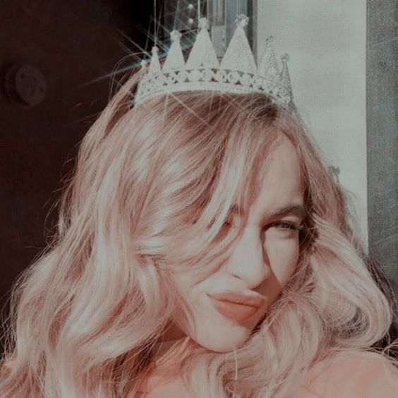 Queen_Boleyn13's tweet photo. 𝕄𝕪 𝕄𝕒𝕚𝕟 𝔸𝕖𝕤𝕥𝕙𝕖𝕥𝕚𝕔: 🌈✨🙍‍♀️ https://t.co/Q6hmRo8NSt
