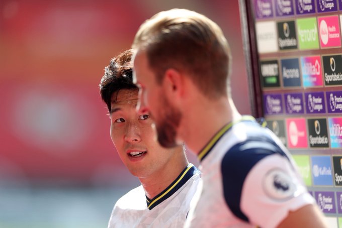 The Kane x Son partnership is the result of giving full creative freedom to Kane. Son alertly explores the Spaces that free up due to opposing players being dragged to dispossess Kane.Essentially, Spurs don't play a 4-3-3.They play a 4-3-1-2.With Kane being a true #10.