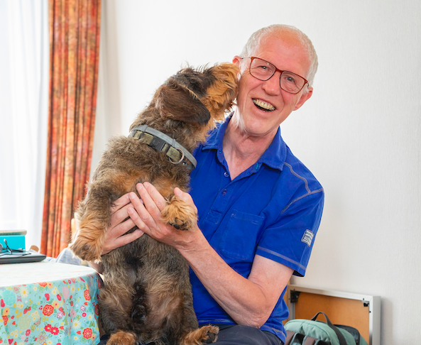 Ken jij een 55+ hondenliefhebber die een hond in z'n leven mist? Die je de gezelligheid en liefde van een (parttime) viervoeter gunt? TIP ONS! Wij sturen hem/haar graag namens jou een gratis informatiepakketje toe! oopoeh.nl/over-oopoeh/ke… 

#komerbij #eentegeneenzaamheid