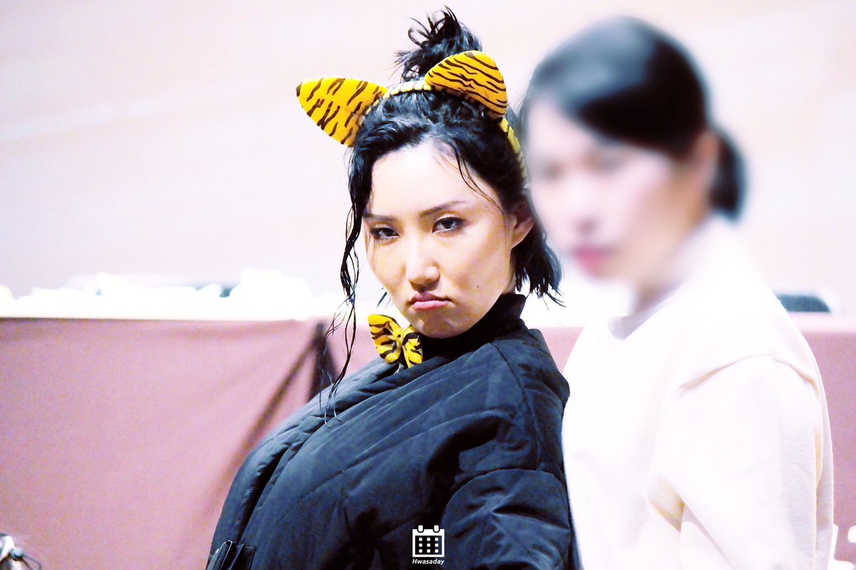 Hwasa_Day's tweet photo. 191129 - 아트홀 봄 팬사인회

🌺🌺🌺🌺🌺🌺🌺🌺🌺

#마마무 #화사 https://t.co/7c5Vh5ddh1