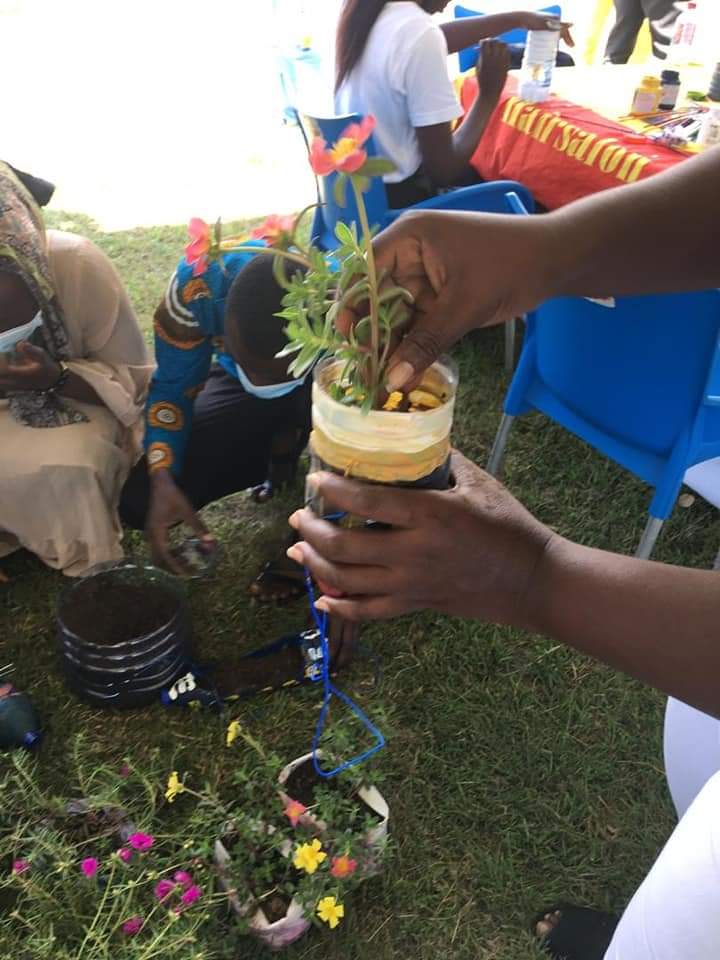 PlasticPunchGH's tweet photo. Plastic Punch facilitated two upcycling workshops at Alliance Française d'Accra as part of this year's #EUClimateWeek
The waste collected at the #EUBeachCleanup last Saturday, was used at the workshops for a gardening workshop and a #Maskbook workshop
Stay tuned for more 🇪🇺🇬🇭🅿️🤛 https://t.co/sQ0oK0AmnM