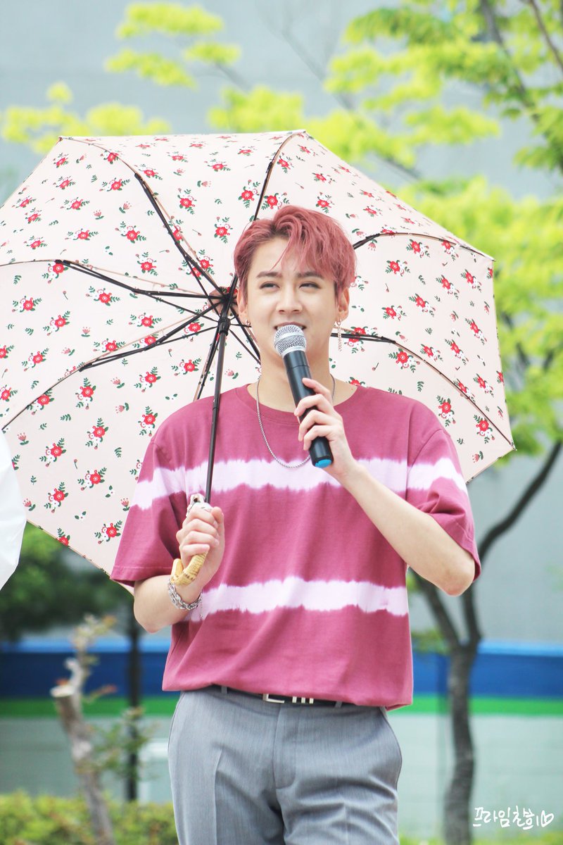 PrimeCH1005's tweet photo. 너무나 눈이 부셨던 날 날씨두 찬희두🤩
양산 너무 찰떡같이 잘 소화하자낭 마치 주인마냥🤭
유난히 핑쿠핑쿠 했던 2CH

#천지의_28번째_가을을축하해 https://t.co/7SphjqZNbP