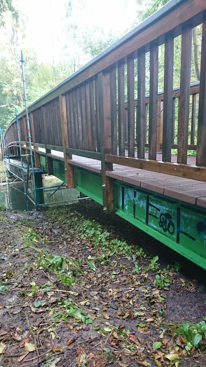 Eine gute Nachricht für Fußgänger*innen:
Die Sanierung der Fußgängerbrücke Grundlachs Twiete am #Alsterwanderweg ist eine Woche früher als geplant fertiggestellt worden💪
Die Brücke verbindet #Hummelsbüttel &amp; #Wellingsbüttel zwischen den Straßen Grundlachs Twiete und Am Gehöckel.