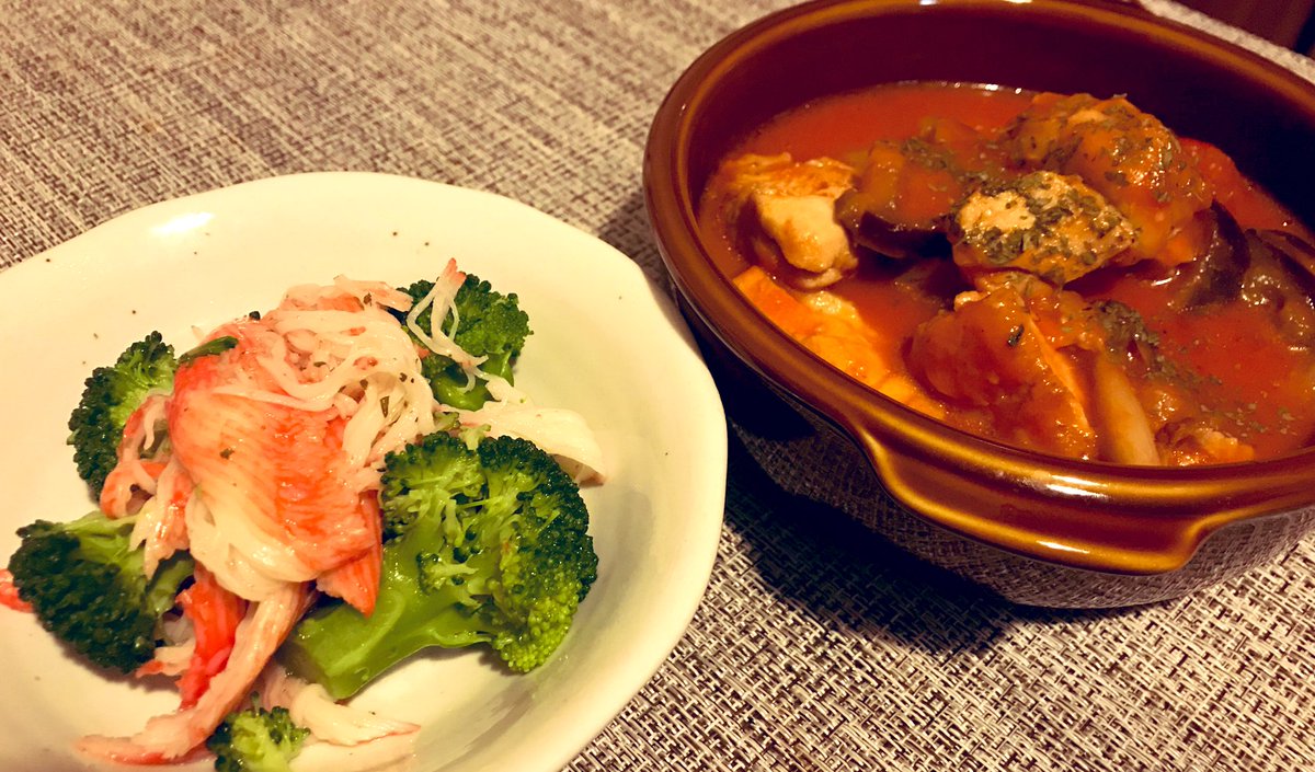 今日は胸肉買いたかったのに売り切れで買えず…涙
近所のスーパーほんとイケテナイ…
ということでもも肉でトマトソース煮込みを作りました。お隣はブロッコリー🥦❌カニカマサラダ