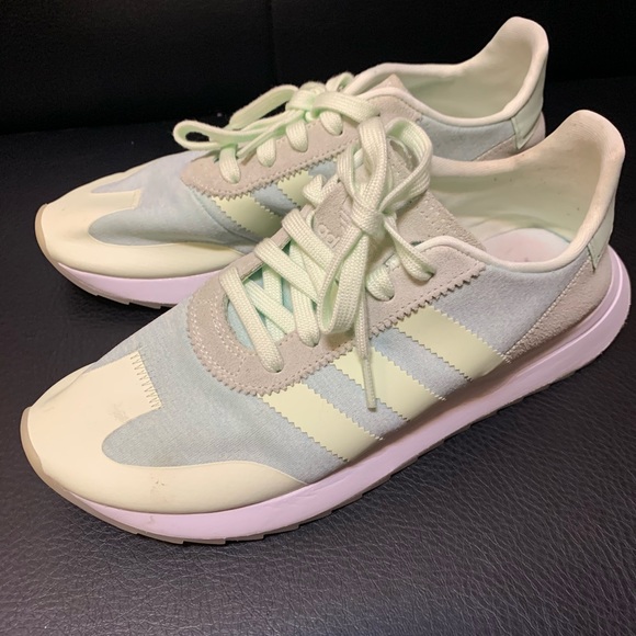 msmc92's tweet image. So good I had to share! Check out all the items I'm loving on @Poshmarkapp #poshmark #fashion #style #shopmycloset #adidas: posh.mk/gZpaNCZWkab