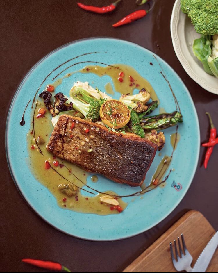 SmokeHouseDeli's tweet photo. Who said you can't have such a fine meal in the comfort of home?
🍽️
Order #DirectFromTheDELI and bring home the Deli experience
with our Crispy Skin Salmon with Black Garlic &amp; Potato Mash.
✨
Follow the #LinkInBio and use the code SHD10 for 10% off + free delivery! https://t.co/lBZGwrrTDO