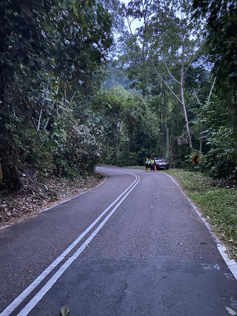 RcBentong's tweet photo. #teamroadcare kerja bersih #pokoktumbang di #ft55 sec41.2 #raub @PetraJayaMP @MOWorks @JKRMalaysia @CSFJ_JKR @JKRPAHANG @JKR_Raub @Roadcare_Msia @Roadcare_Phg @ZTTCSFJ https://t.co/yQKvdpekuG