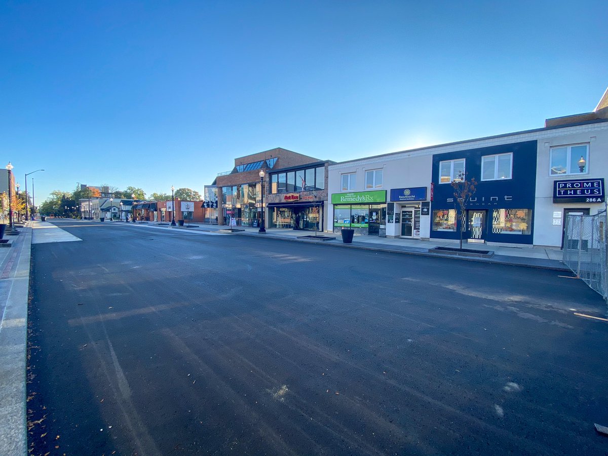 OakvilleDwntown's tweet photo. Lakeshore Rd between Reynolds St and Trafalgar Rd is now OPEN to pedestrians! It’s a beautiful day to explore the area and support your local merchants 🛍 #DTOakville https://t.co/SG6D4ecarA