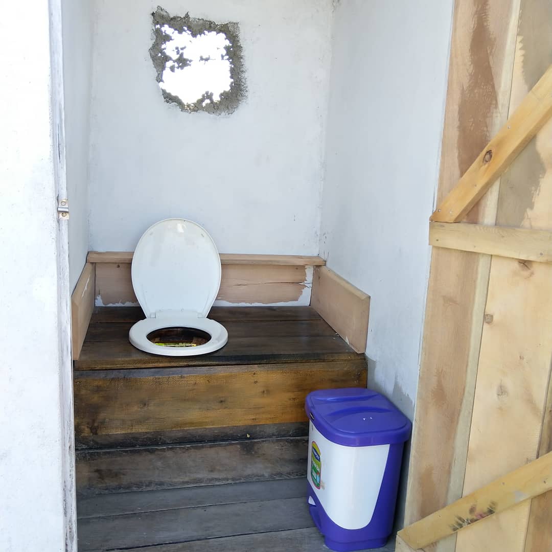 RegenerativeEd1's tweet photo. Rate our compost toilet 👍😊🌟🌟🌟🌟 https://t.co/aq4Ifq1Bci