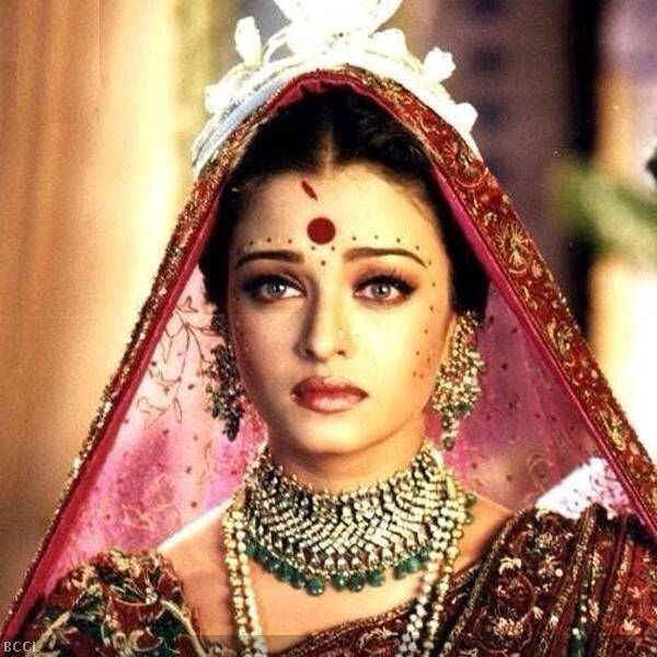 Paro of Devdas 1955 and Devdas 2002 are quite different in terms of characterization . Even the story is not quite different. Still there are some parallel.🥰
A thread:
#SuchitraSen  #AishwaryaRaiBachchan