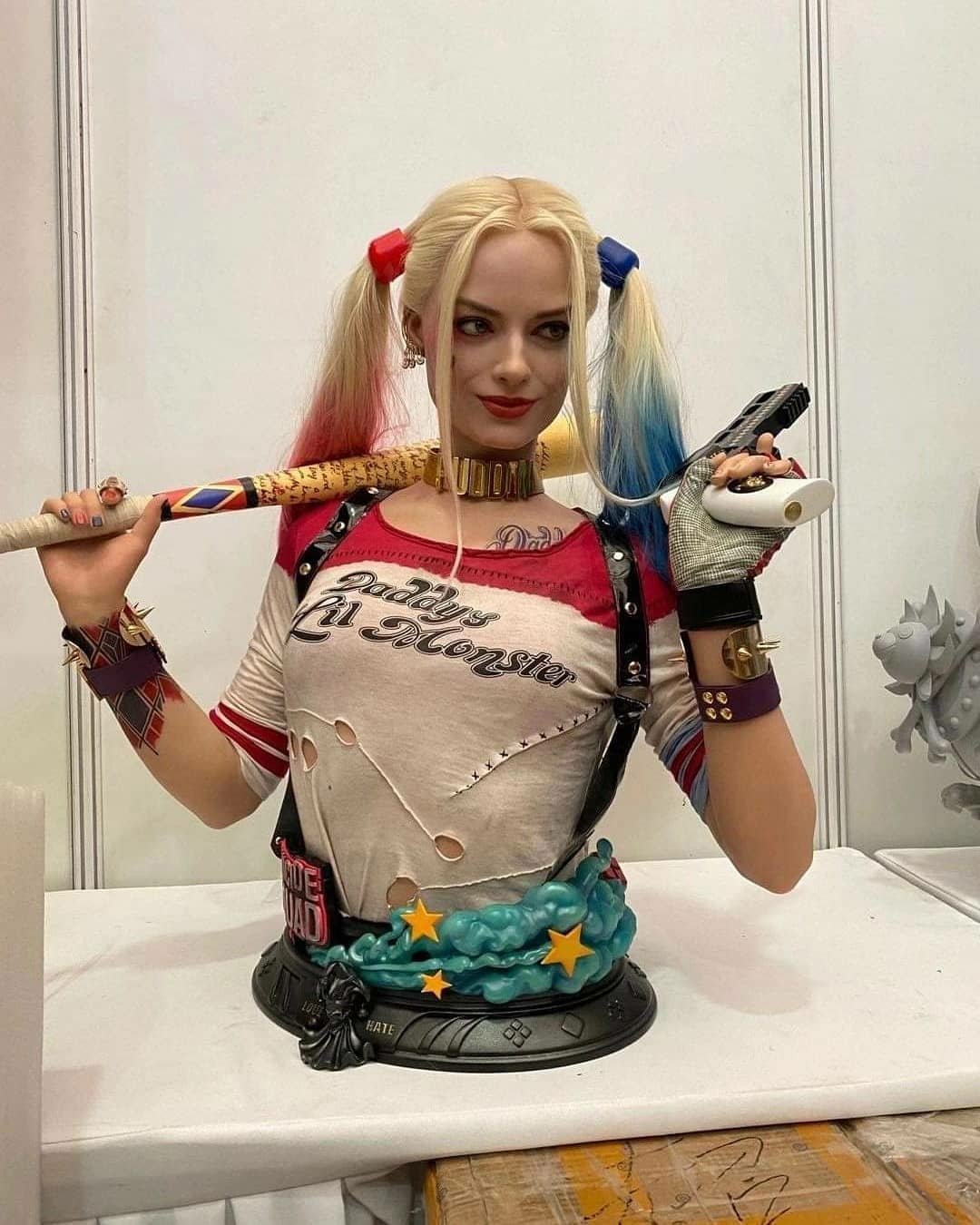 UsBonecos on X: Busto escala 1:1 (Life-size) da Arlequina (Harley Quinn)  anunciado pela infinitustudioscn #arlequina #harleyquinn #margotrobbie  #actionﬁgure #suicidesquad #joker #batman #dccomics #comicbook  #actionfigures #doll #boneca #boneco