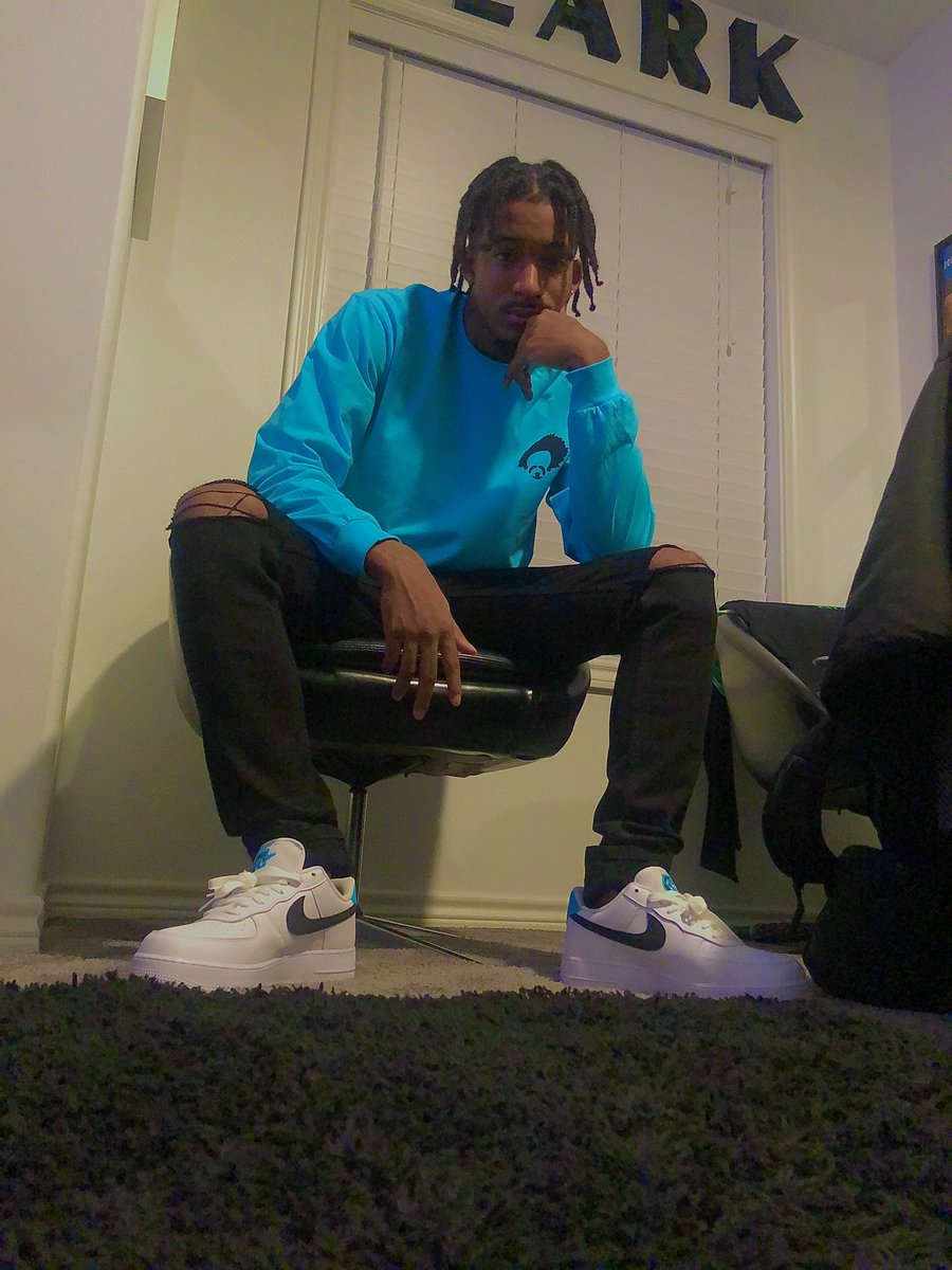 LakyndraL's tweet image. What’s the best way to make a fashion statement? @LorriAllenTV Design your own! Clark Edwards is the CEO of his clothing brand I.C.E. and I had the pleasure with talking with him for #featurewriting class!