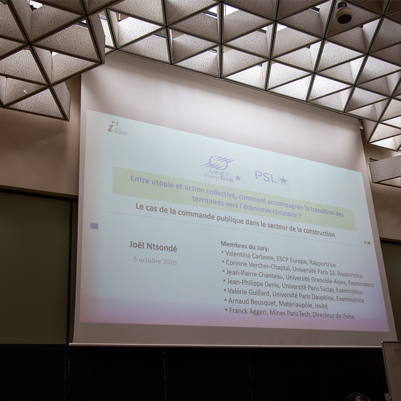 Mines_Paris's tweet photo. 👨‍🎓En direct avec @joel_ntsonde, doctorant au @CGS_MinesParis, pour sa brillante soutenance de thèse !
Entre utopie et action collective, comment accompagner la transition des territoires vers l'#economiecirculaire ?  https://t.co/EV7LYgxzQH #DocteursPSL #ColDocPSL #DocteursMines https://t.co/WOf8vjJKbz