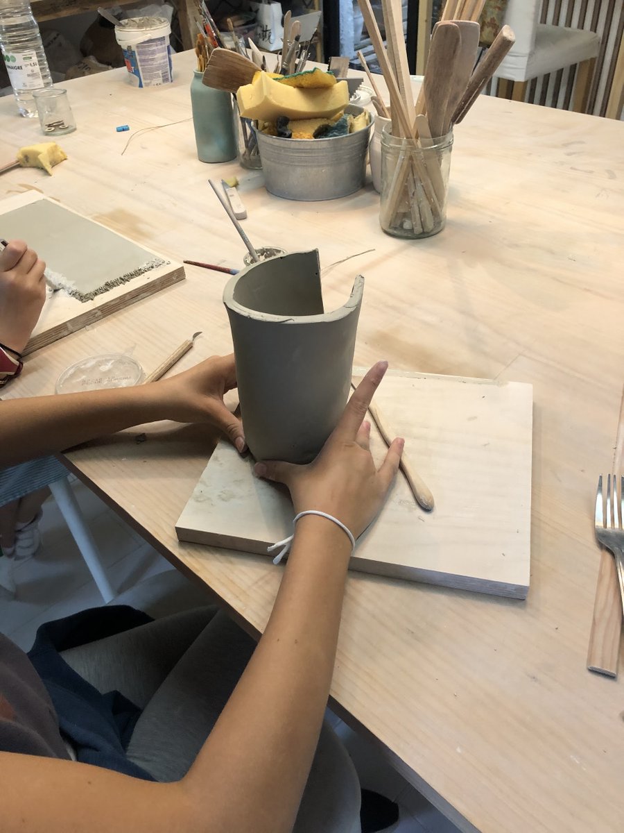 Le mercredi après-midi, nos minus et ados peuvent s'initier à la céramique en compagnie d'Ornelle dans le joli atelier d'Olivia aux Lilas. #poterie
leparisdeslardons.fr/atelier-poteri…