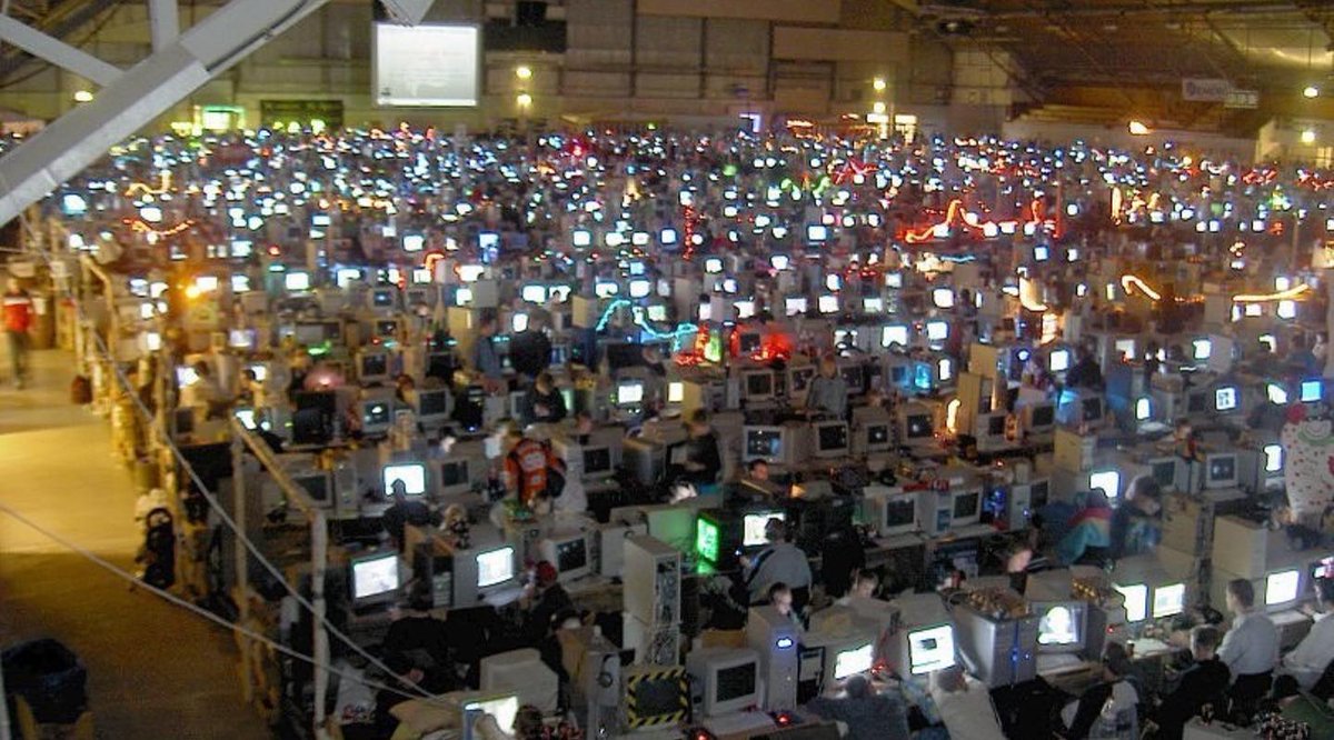 VaporFashion's tweet photo. Dreamhack Convention 1999 (Sweden) ⚡️💾🔌 https://t.co/YoNHv0i8Qg #hackerculture #hacker #cyberpunk #90s #90scomputer #vaporwave #vaporfashion https://t.co/A27O5HTw7A