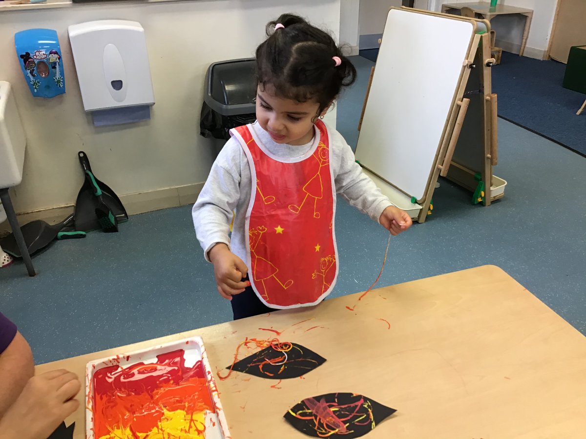 Nurseryboule's tweet photo. Autumn crafts #coloursoftheleaves #paintingwithstring #newwaystopaint https://t.co/LvdKnr9ybA