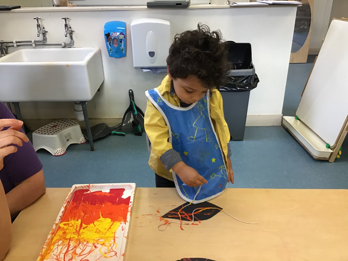 Nurseryboule's tweet photo. Autumn crafts #coloursoftheleaves #paintingwithstring #newwaystopaint https://t.co/LvdKnr9ybA