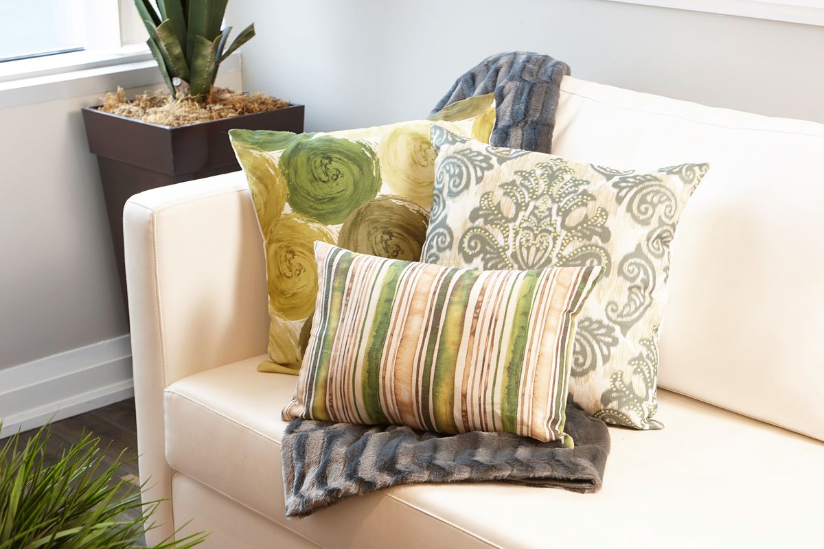 flatohomeprods's tweet photo. Happy Monday! Start your week off right and and something bold to your home dรฉcor line up. Check out our decorative pillows! Available in various sizes, patterns and colours. #homeaccents #FlatoHome #BoldAndBright https://t.co/L594iSNwuo