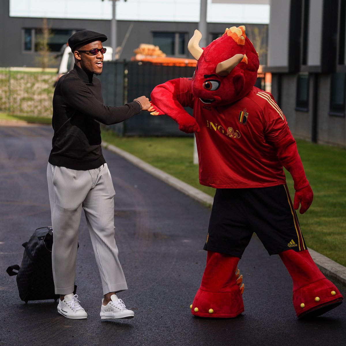 mbatshuayi's tweet image. And this is how you treat your team mascot 👀🤜🏾😂