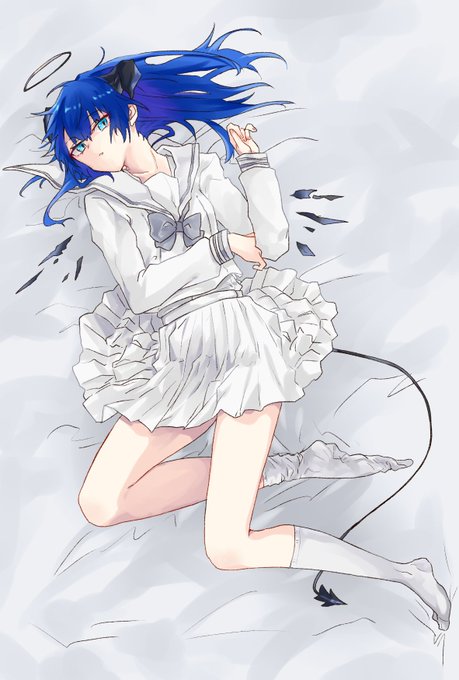 「bed sheet blue hair」 illustration images(Latest)