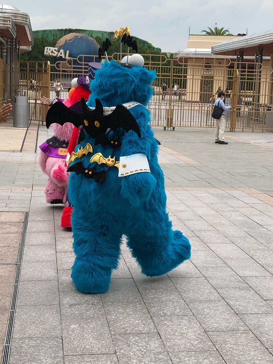 Takeloop 今日のusj 1 今日は昨日の運動会の振替休日を利用して子供連れてusj 朝一仕事に向かうクッキーモンスターの背中 気合いが入ってます ドラえもんxrライド 我が子の評価が一番高かったです 楽しいミニオン達 ミニオン飯 Usj ユニバ