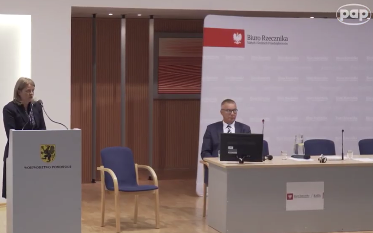 BankPekaoSA's tweet photo. Wiceprezes #Pekao Magdalena #Zmitrowicz i #rzecznikMŚP @AdamAbramowicz1 mówią o preferencyjnym finansowaniu dla małych i średnich przedsiębiorstw na projekty związane z energią odnawialną.
@CentrumPrasowe #OZE #MSP 
➡️https://t.co/ViToqzXJV3 https://t.co/Nw7MDXtGHi