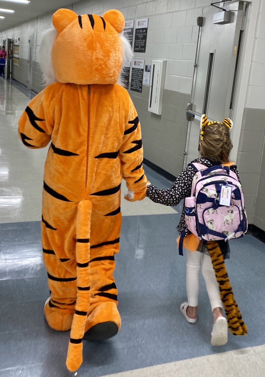 TaraOaks_ES's tweet photo. Today is National Be Nice Day and Stripes is always willing to lend a helping hand. #TigerStrong https://t.co/XNHo3pr6Qs