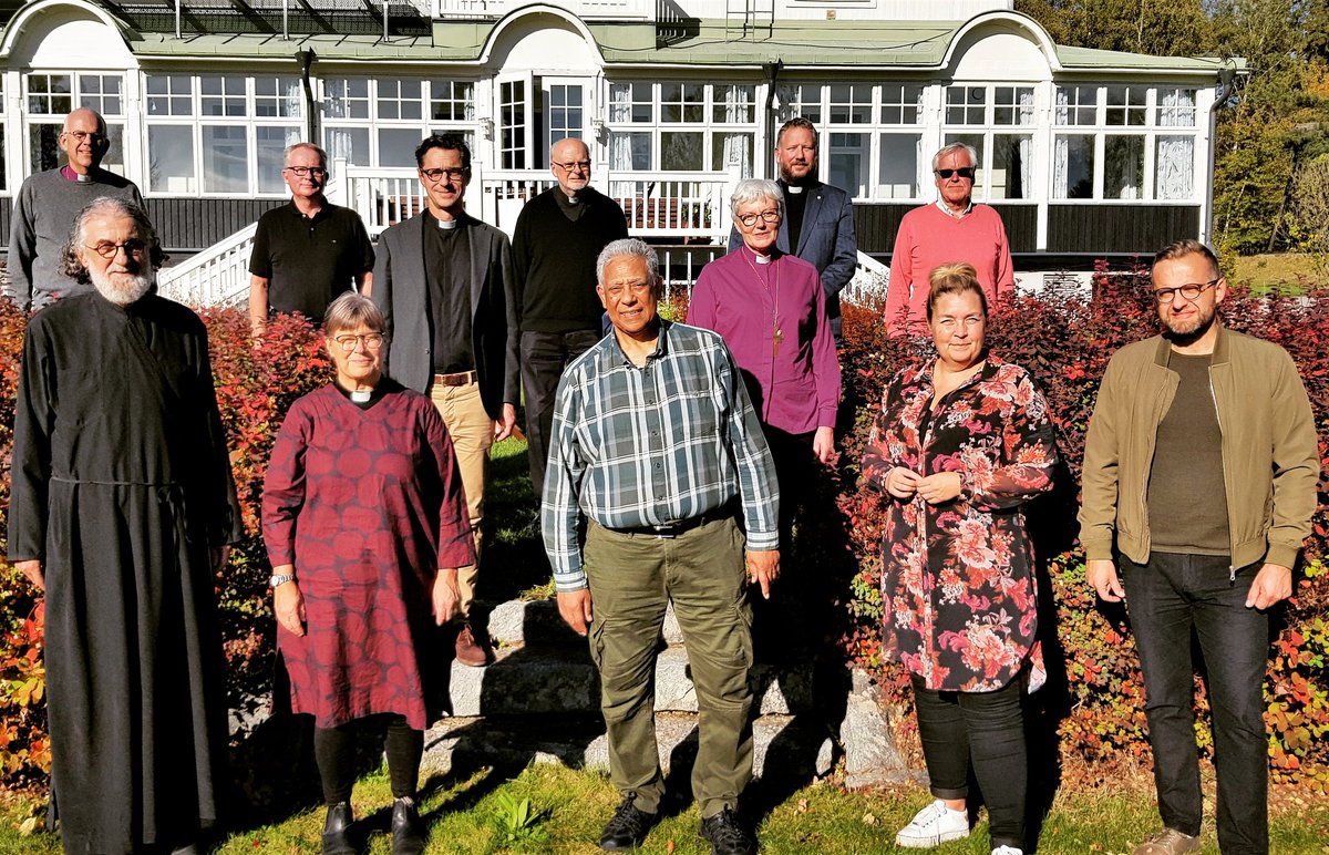 I oktober varje år samlas svenska kyrkoledare till ett dygn för samvaro utanför sammanträdesrum och rådslag. Det är ett dygn för delande i gudstjänst, bön och gemenskap. 
Idag inleds kyrkoledardygnet med tolv ledare som denna gång möts hos katolikerna på Marielund. #ekumenik