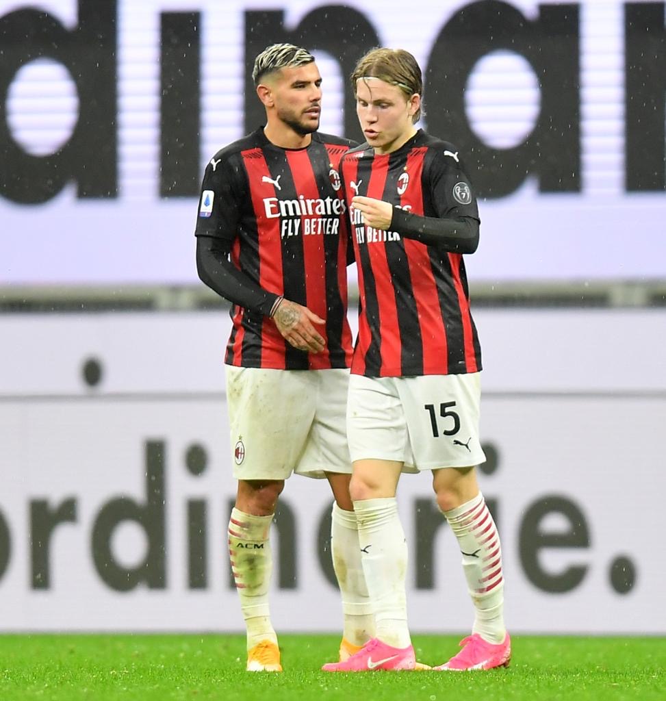 TheoHernandez's tweet photo. Good way to start your new step 🔴⚫ Welcome to Milan @jenspetter99! 😉 https://t.co/cyumLXmozE