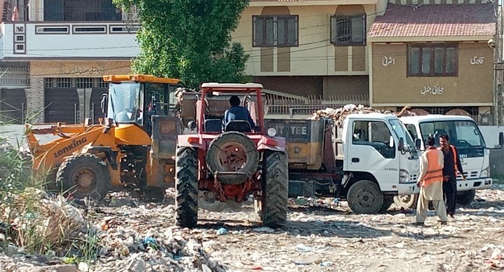ActivitiesMCQ's tweet photo. 05.10.2020
@kashifshoroppp 
Today lifting #HeavyGarbage at MEMON COOPERATIVE HOUSING SOCIETY,  WARD NO- 18, by Sanitation Staff MC #QasimabadHyderabadps62. https://t.co/ZFN5k0Upk1