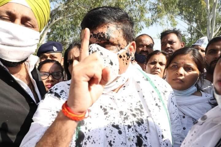 aapkajabir's tweet photo. #याद_है_न_बाबा
ऐसे ही कुछ साल पहले #अरविंद जी पर भी स्याही फेंकी गई थी,और #अंजाम सबके सामने है
आज तुमनें #संजय भईया पर स्याही फेंकवा कर यह #सुनिश्चित_कर_दिया कि अब #यू_पी होगी @SanjayAzadSln जी के हवाले संजय भैय्या जिंदाबाद @AAPUttarPradesh @SudhirBhardwaj @_AjitTyagi @bstvlive https://t.co/BRsfPrjEUl