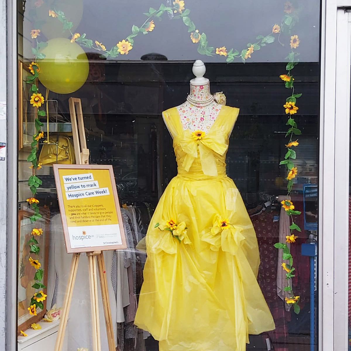🌻You may have notice a colourful difference in our shops, we have turned yellow to mark #HospiceCareWeek! 💛
Take a look at how #PettsWood 1 #westwickham #eastdulwich and #Chattertonroad have embraced the theme! 

#thisiswhatittakes #charityshops #secondhandfashion