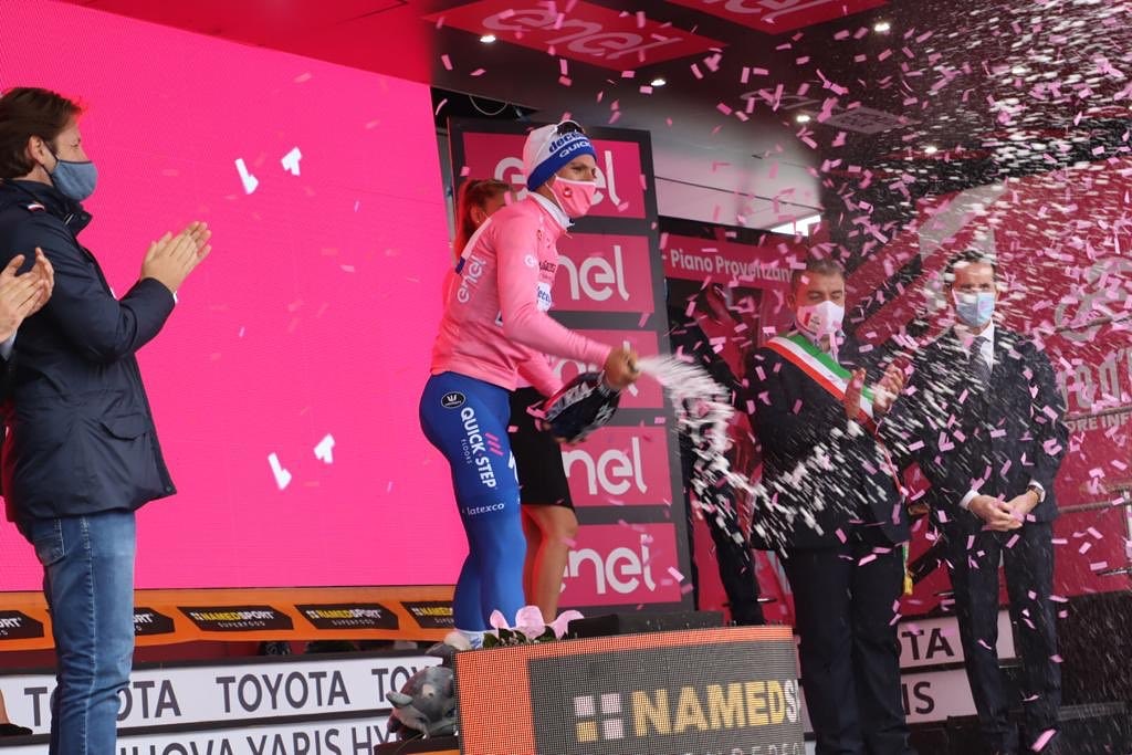 PCMPTMag's tweet photo. João Almeida já veste a rosa! 31 anos depois um português volta a vestir a maglia rosa... Magnífico! Faltam as palavras para descrever este momento histórico. #Giro https://t.co/me2RRmvUjm