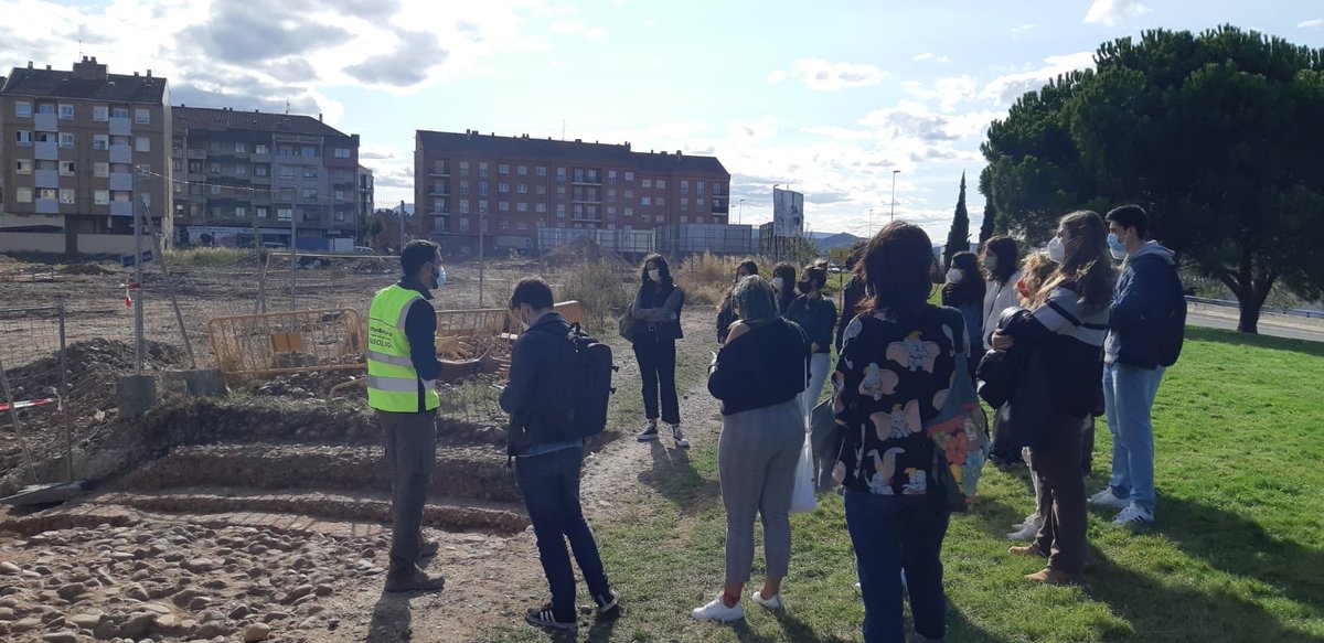 AytoLogrono's tweet image. 📝⛏| Alumnos de Geografía e Historia y de Arqueología de la @unirioja visitan las excavaciones arqueológicas realizadas en el barrio de #LaEstrella, que han sacado a la luz un nuevo tramo de la #CalzadaRomana del Ebro.  

👉🏻 Más info: bit.ly/33uosl2
