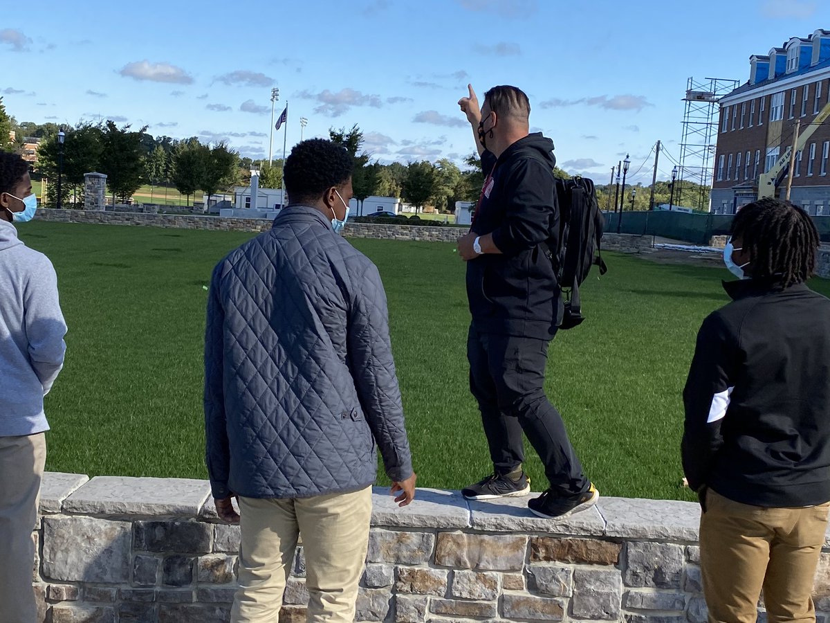 McDonoghSchool's tweet photo. Honors Bio, Spanish II, and Honors English are taking advantage of this beautiful fall day to #learnoutsidetheclassroom. #800acresofopportunity https://t.co/0nST6tMmbK