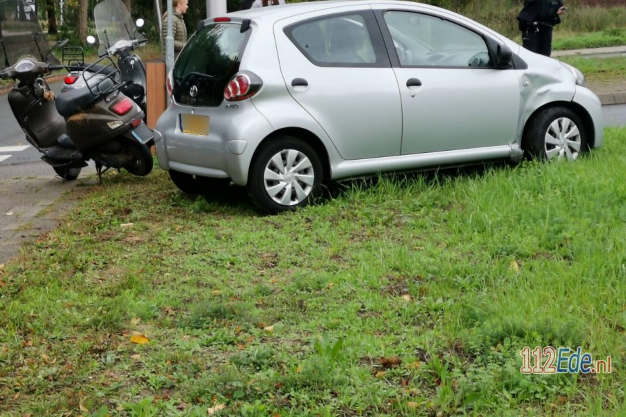 Scooterrijder gewond bij botsing met afslaande auto in #Ede. 112Ede.