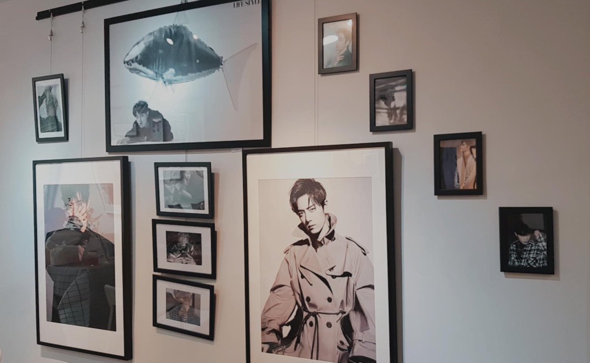 a_dmxx's tweet image. งานพี่จ้านที่ Code coner ดีมากๆ เป็นรูปตามนิตยสาร ตามงาน ที่ทำให้เห็นกันแบบHQภาพใหญ่ๆ มีทีวีไปนั่งดูพี่จ้านเหมือนได้อยู่บ้านเดียวกับพี่ crozyสุดๆ งานมีทั้งเดือนเลย วันธรรมดาก็มี คนจัดตั้งใจมาก อยากให้ไปกัน งานฟรีและแสนน่ารัก #XiaoZhanExhibitionBKK2020