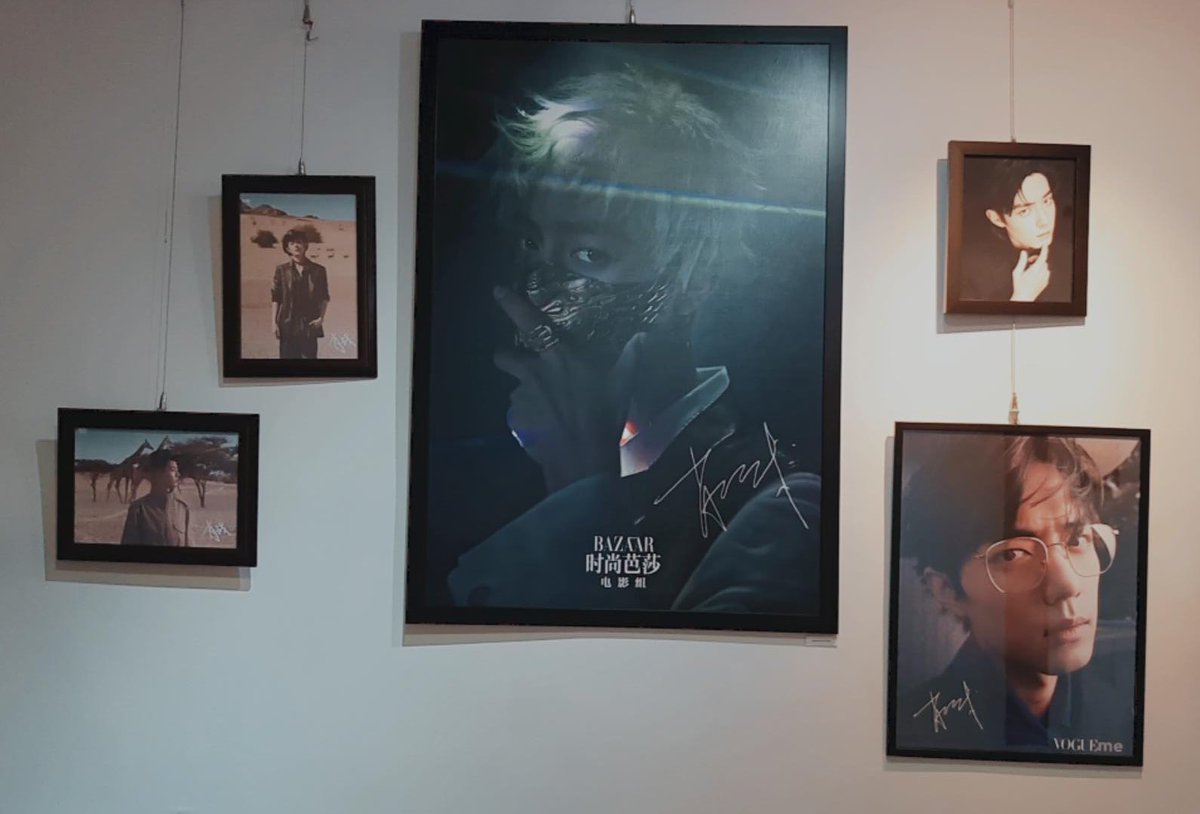 a_dmxx's tweet image. งานพี่จ้านที่ Code coner ดีมากๆ เป็นรูปตามนิตยสาร ตามงาน ที่ทำให้เห็นกันแบบHQภาพใหญ่ๆ มีทีวีไปนั่งดูพี่จ้านเหมือนได้อยู่บ้านเดียวกับพี่ crozyสุดๆ งานมีทั้งเดือนเลย วันธรรมดาก็มี คนจัดตั้งใจมาก อยากให้ไปกัน งานฟรีและแสนน่ารัก #XiaoZhanExhibitionBKK2020