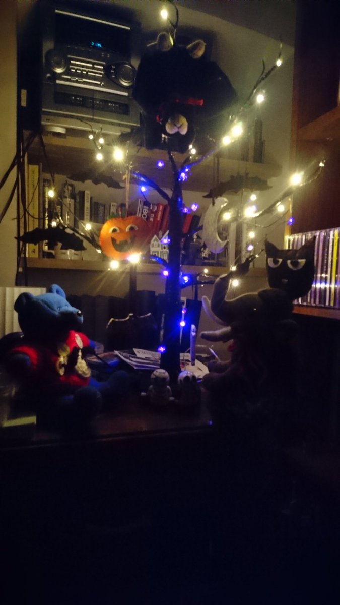 RedditchMammoth's tweet photo. Blueberry Bear and I spent the day decorating for the Spooky Season. Batmas the Bat has happily perched herself on top of the Bat Tree. How pawsome is it in the dark?! And we baked pumpkin bread! 🦇 🎃 🦇 #spookyseason #BatTree #StuffieBakeOff #stuffiebaking https://t.co/aDfyuMrXg5
