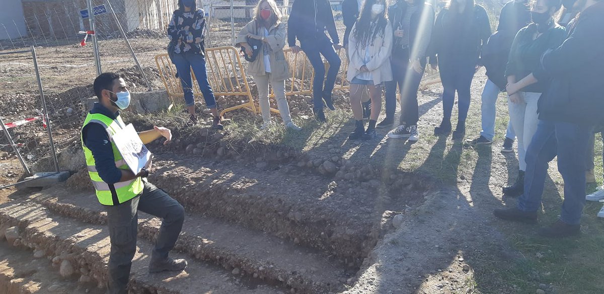 Gaezquer's tweet image. Por la mañana prensa y por la tarde con alumnos del Grado de Geografía e Historia de @unirioja porque es un placer compartir nuestra pasión con los demás #Historia #arqueologia #DivulgacionCientifica #RomaenLogroño #RomaenLaRioja