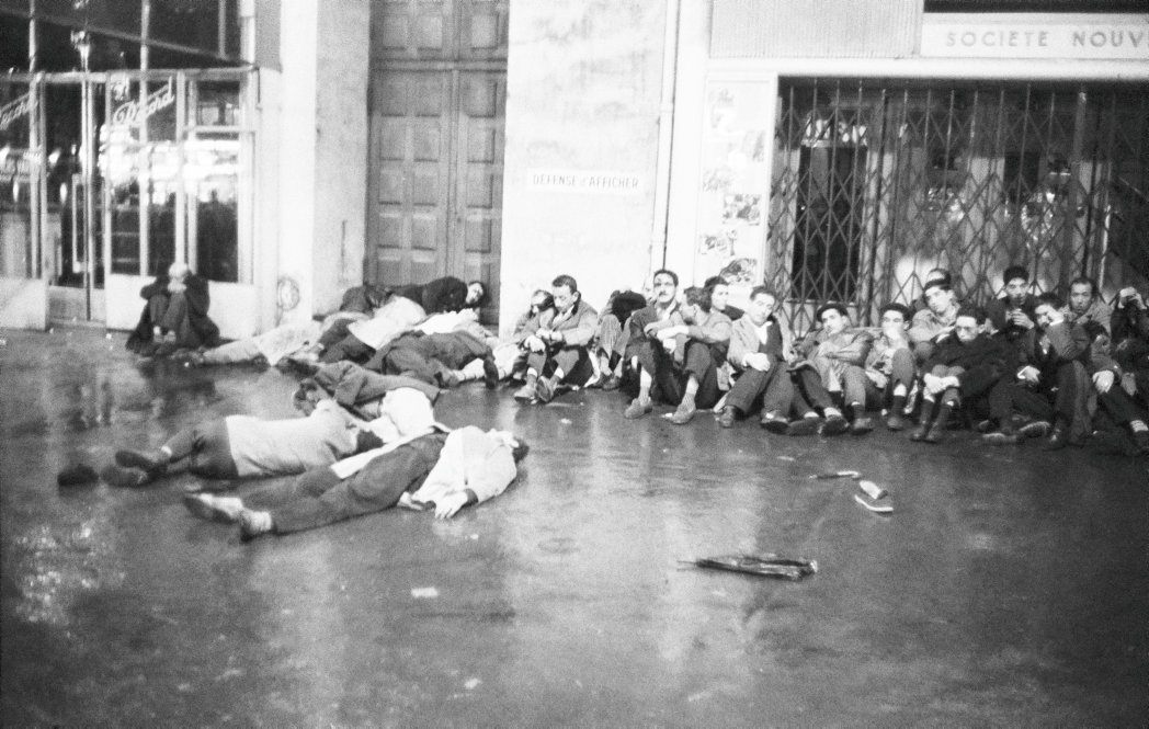 Si A. Dewerpe évoque un "massacre d'État" – et le mensonge d'État qui l'accompagne –, c'est que la répression meurtrière a été un choix assumé par le pouvoir, comme elle l'a été le 17 octobre 1961 dans le massacre d'Algériennes et Algériens manifestant pacifiquement à Paris.