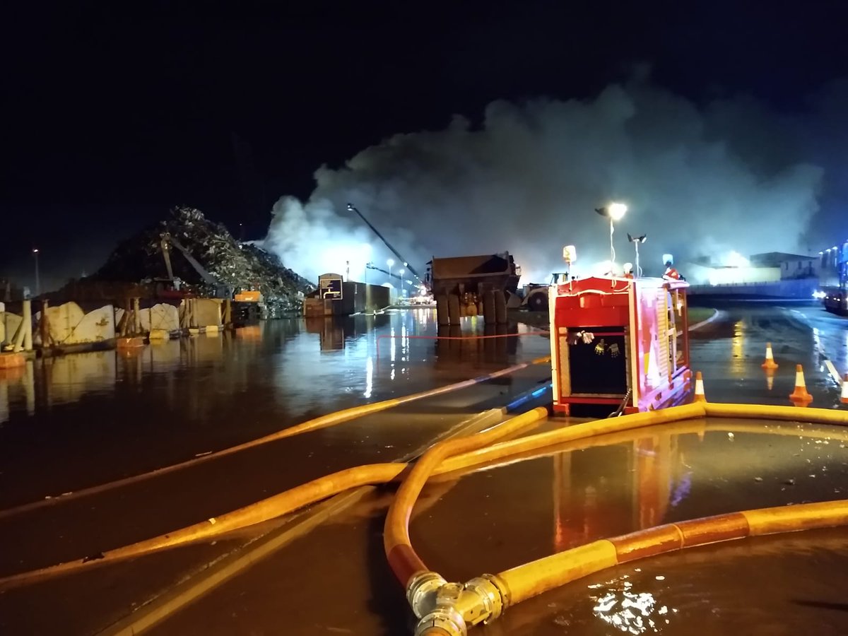 AFRSYatton's tweet photo. We are one of multiple crews in attendance at the ongoing fire in Avonmouth https://t.co/ficyXVtiGJ