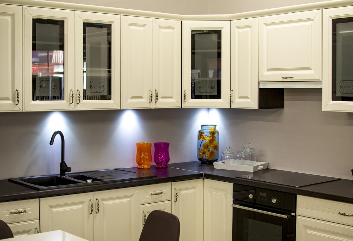#TuesdayTips You can take your kitchen from drab to fab with just a coat of paint, but you need to make sure you're using the right kind of paint. superb-painting.com/kind-of-paint-…